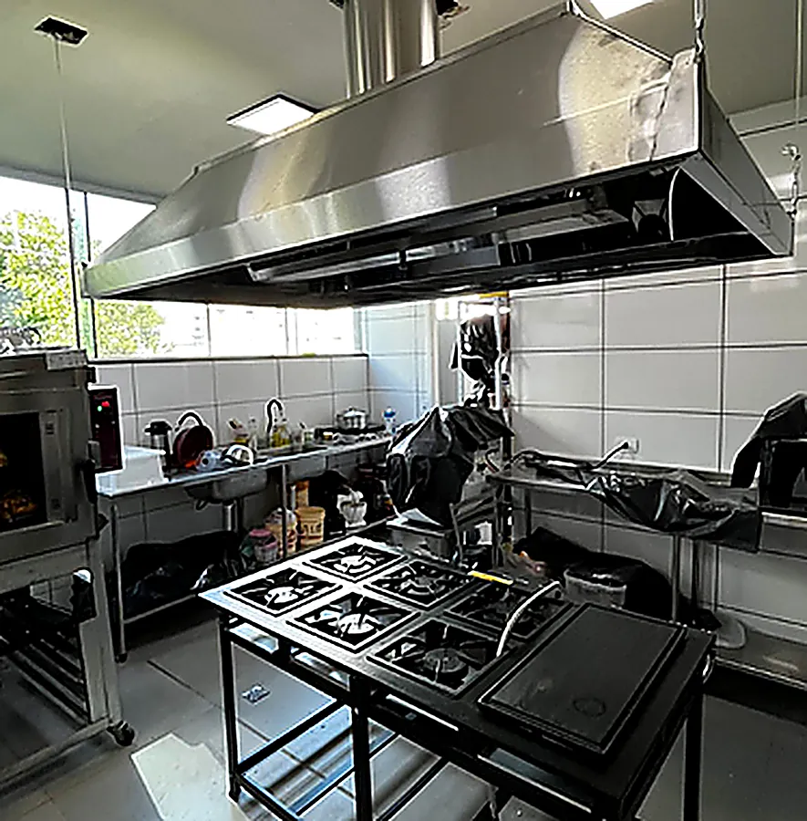 Coifa em aço inox escovado fabricada pela Tecno Coifas